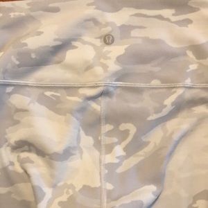 Lululemon size 4 Capri camo leggings